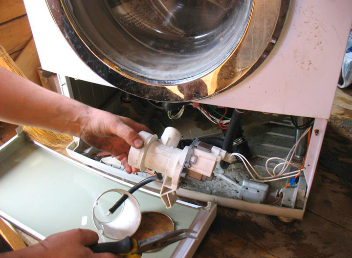 How to remove and clean the drain pump in a washing machine Indesit