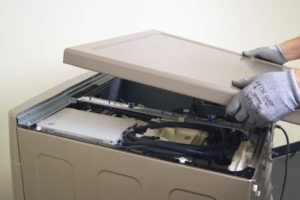 Togliere il coperchio superiore della lavatrice