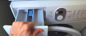 Rimozione del cassetto del detersivo sulla lavatrice