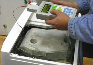 Lo specialista controlla il modulo di controllo