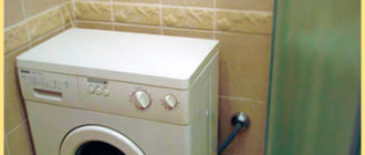 Una vasca da bagno con una stretta lavatrice